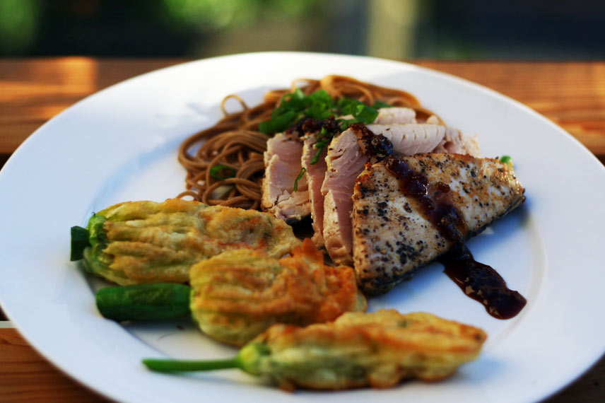 Beignets de fleurs de courgettes en accompagnement de thon poêlé au gingembre doux, sauce soja et wasabi © Taz - Flickr