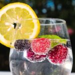 Comment préparer une eau aromatisée avec les plantes et fruits du jardin ?