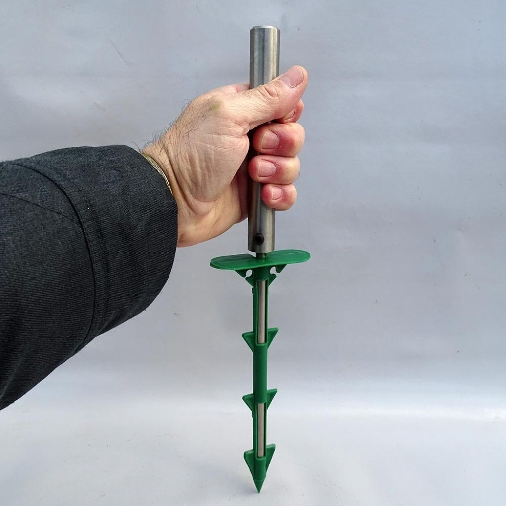 Outil à frapper pour pose de clous polypropylène à toile de paillage